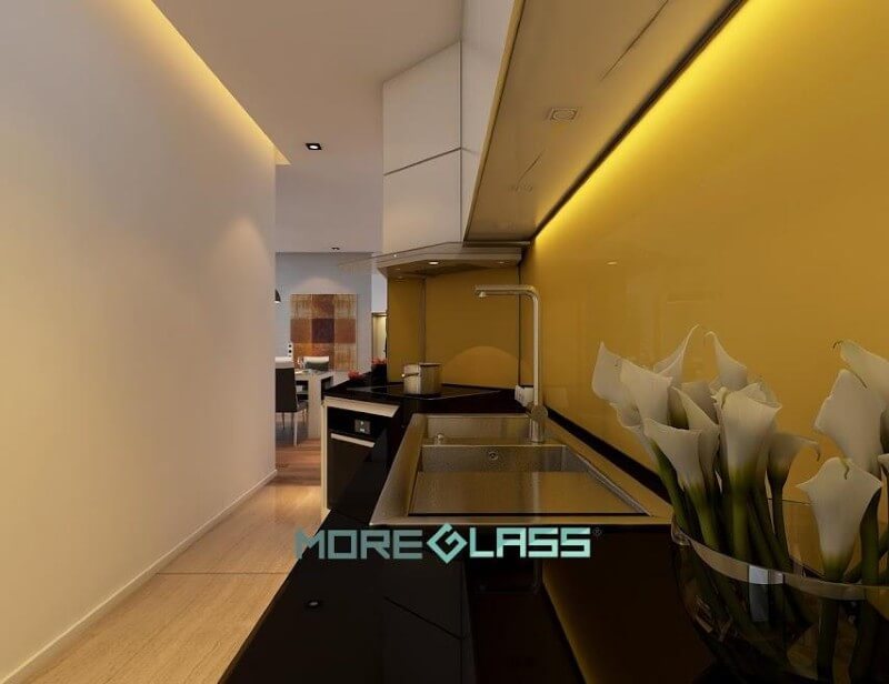 Trang trí mẫu kính ốp bếp màu vàng thư tươi tắn cho không gian nhà bếp thêm mới lạ đầy sức sống. Nội thất phòng bếp