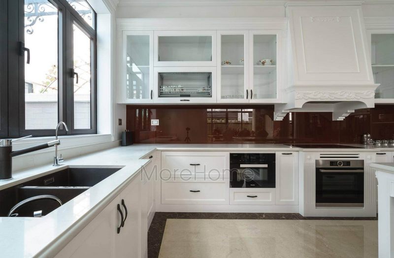 Với hệ thống tủ trên tủ dưới khoảng cách tỷ lệ hợp lý mà phòng bếp gọn gàng tối ưu chức năng nhất Mẫu tủ bếp gỗ đẹp trẻ trung, cao cấp