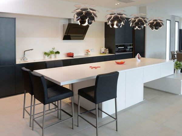 Bếp màu trắng được thiết kế theo phong cách hiện đại sẽ góp phần tạo nên sự sang trọng và đẳng cấp cho không gian căn bếp của mỗi gia đình.