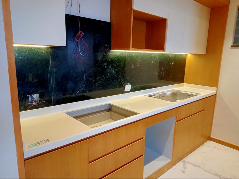 Đá ốp bàn bếp làm cho không gian sống của gia đình trở nên tinh tế và sang trọng. Đây là một lựa chọn hoàn hảo để trang trí căn bếp của gia đình.